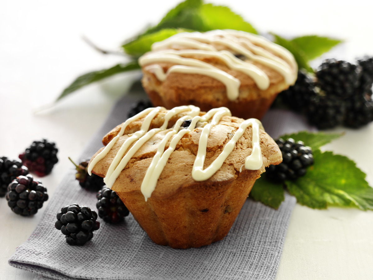 Bjørnebærmuffins med hvit sjokolade