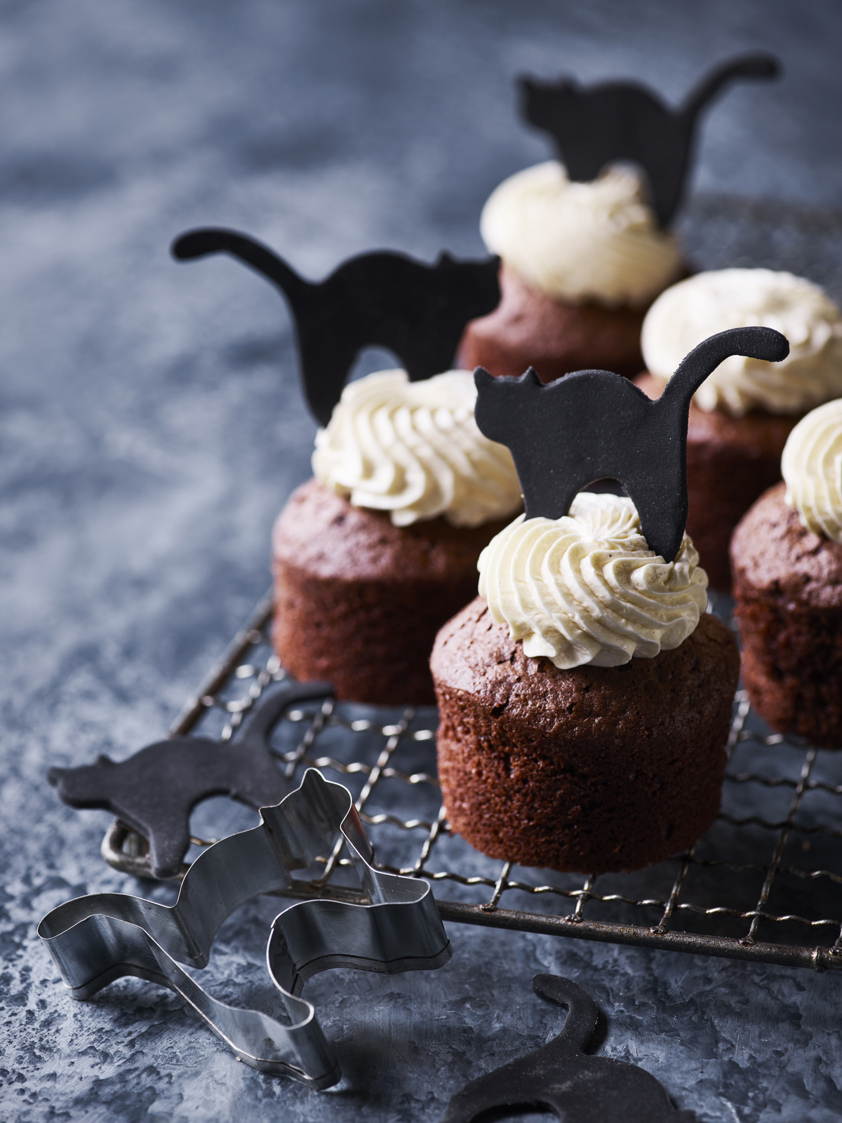 Hjemmelagde Sjokolademuffins Med Deilig Krem Og Marsipanpynt